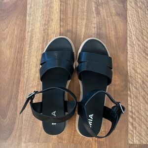 Comfortable sandal, lightly worn